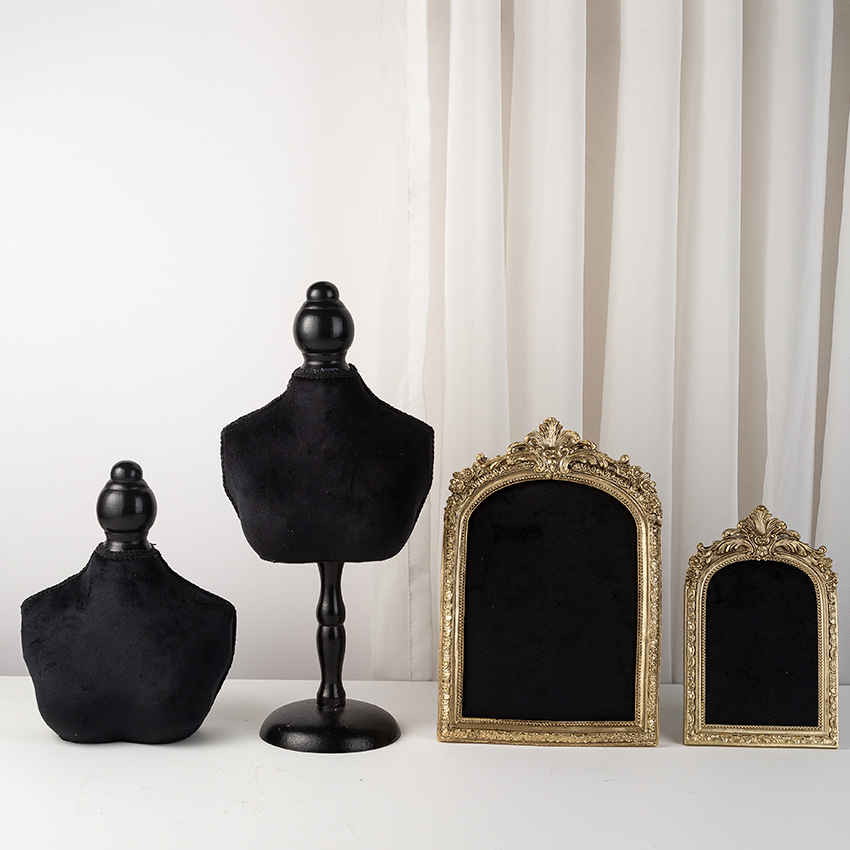 Zwarte fluwelen buste-vormige  - Body Jewelry Stores recensie en prijs